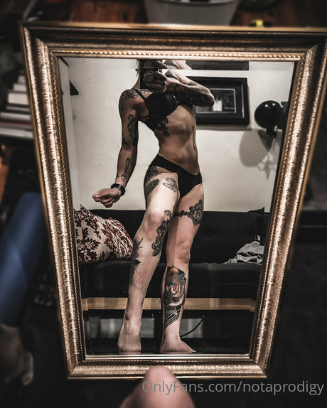 asiatische kleine titten onlyfans top heiße foto