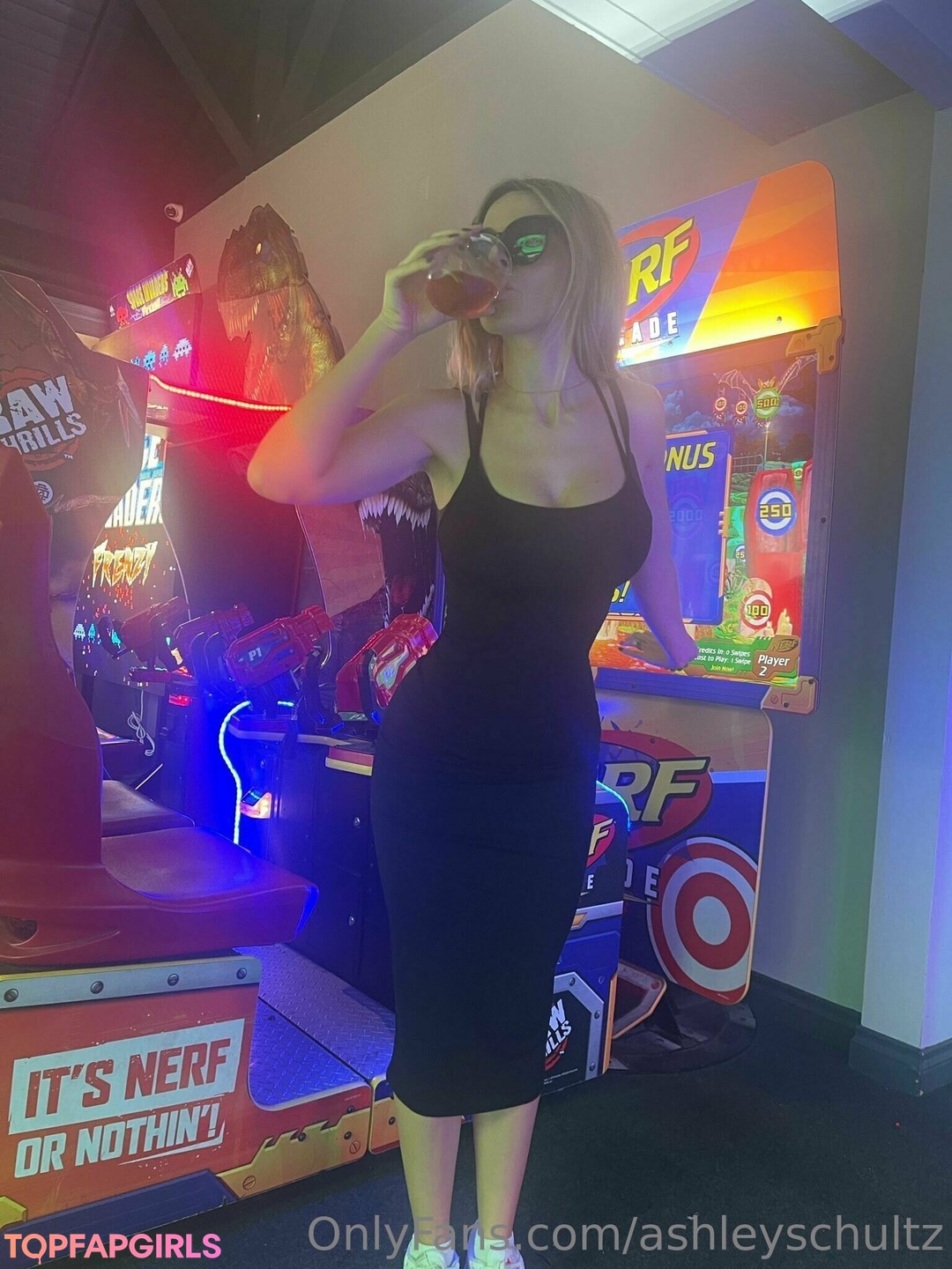 Ashley Schultz schauspielerin erwachsene foto