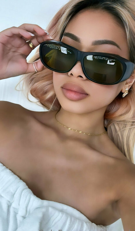 zahnspangen onlyfans nacktheit hd bild