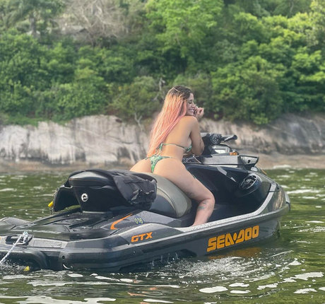 Azzy MC xxx nackte bild