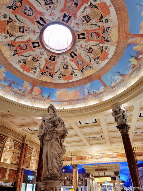 Topless talks with Mel porno heiße foto