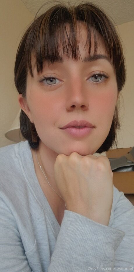 Topless talks with Mel pornostar erotische archiv