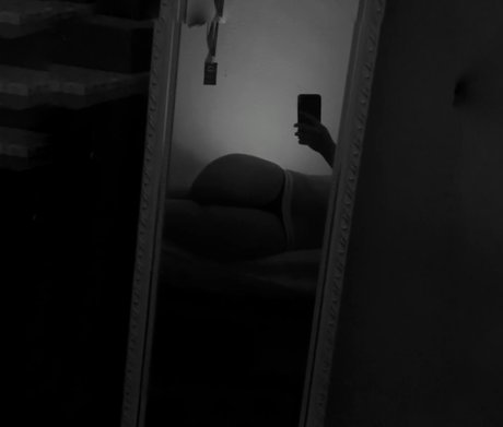 Nikki VIP kunst erotische galerie