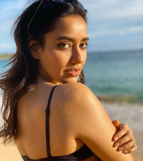 Neha Sharma model sexy bilder