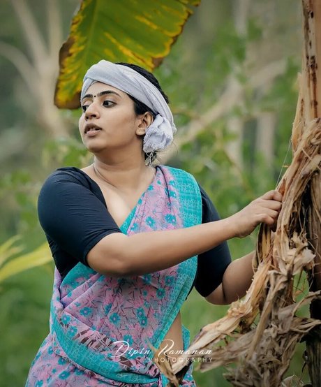 Nila Nambiar model erotische bild