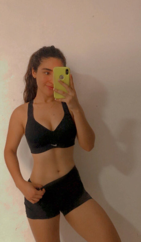 Sassi Zavala model top foto