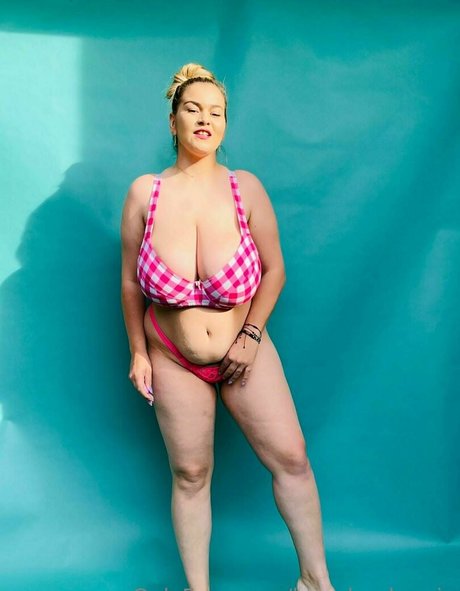 hugeboobserin kunst schöne galerien