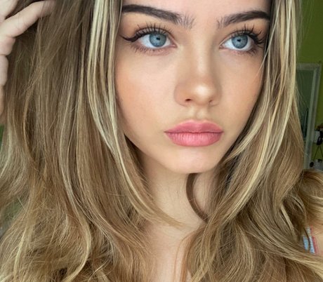 Sara Crumbleleg pornostar bilder