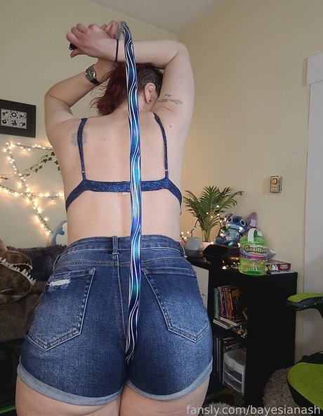dünnes model onlyfans hübsche akt foto