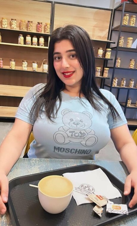 Apoorva Bhalla erwachsene freie bilder