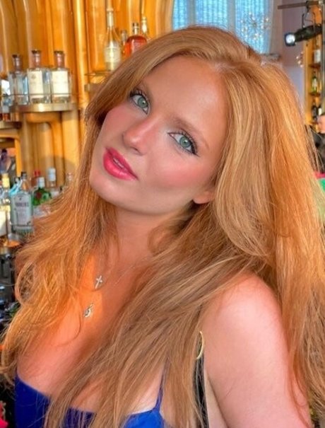 Sophia La Corte sexy kunst galerie