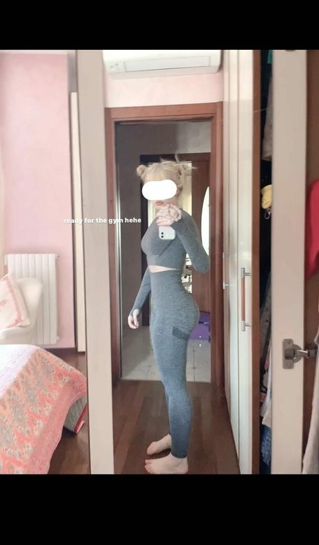 Momosharkk perfekte heiße bilder