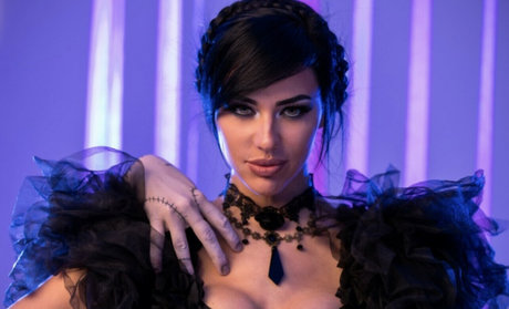 vollbusige brünette onlyfans heiße schöne archiv