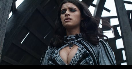 Anya Chalotra model erotische foto