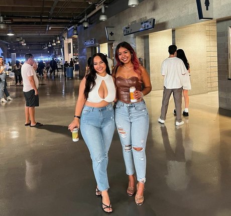 Ellie Johnston nackt top foto