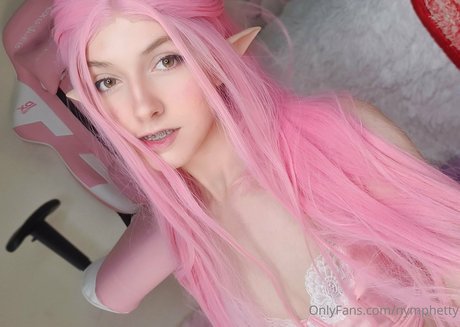 nymphetty model nackt bild