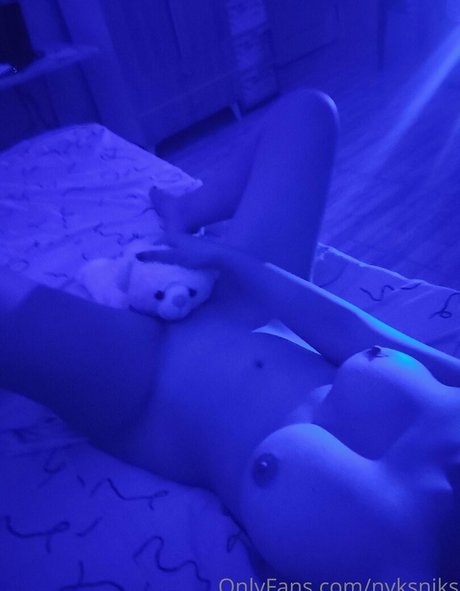 Nyks Niks nackt akt foto