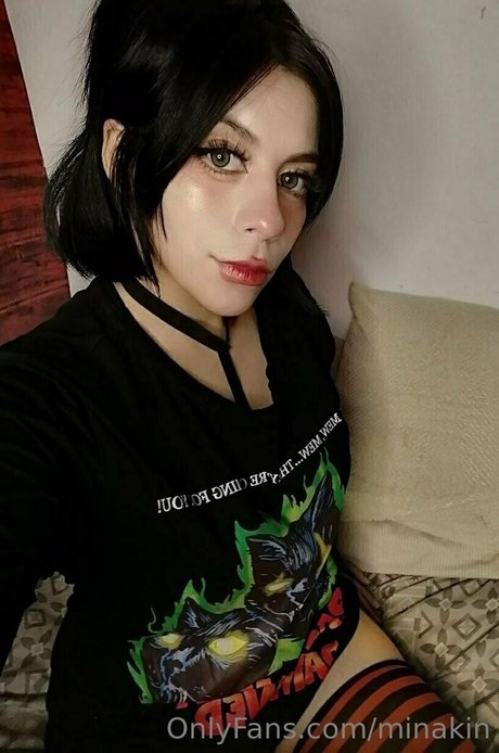 minakin model pornografische bild