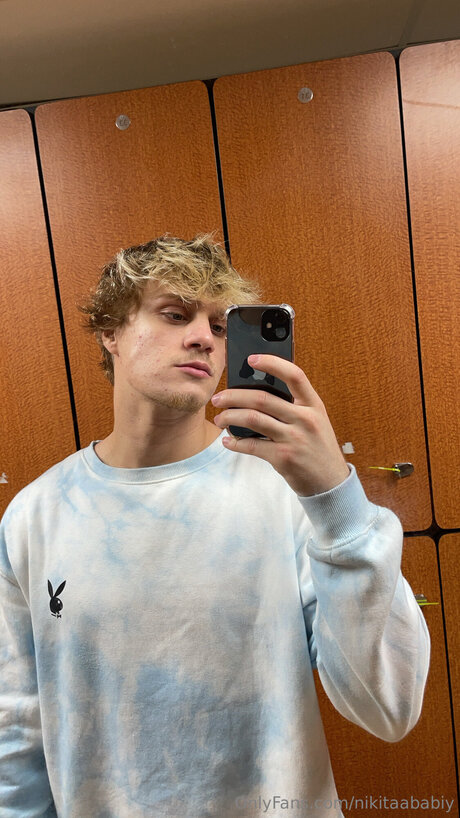 Nikitaababiy perfekte nackte bild