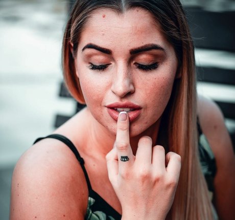 Nicole Andrievich erotische erwachsene galerien