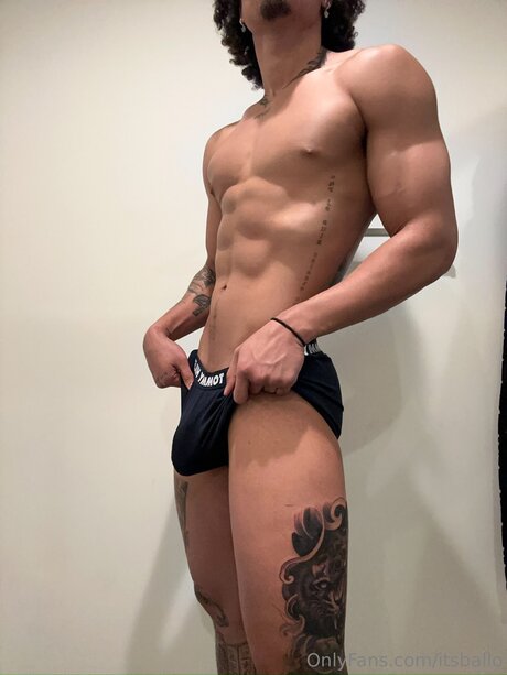 Itsball0 model nackt bild