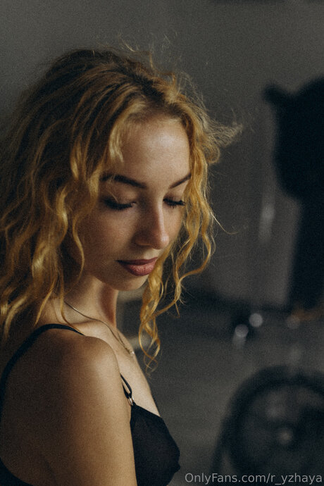 R Yzhaya pornostar nackt fotos