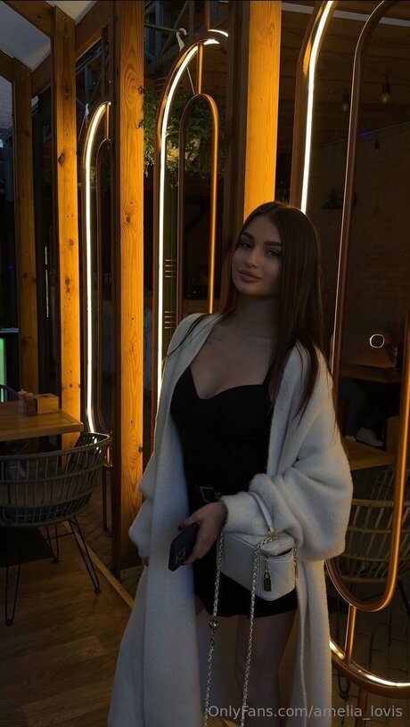 Amelia Lovis model nackt bild