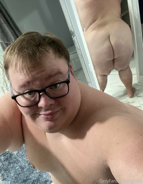 tychub model nacktheit bilder