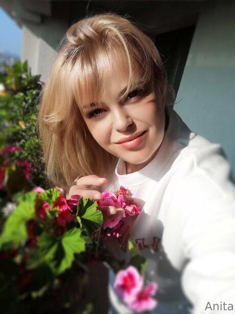 Lovewithanita model erwachsene bild