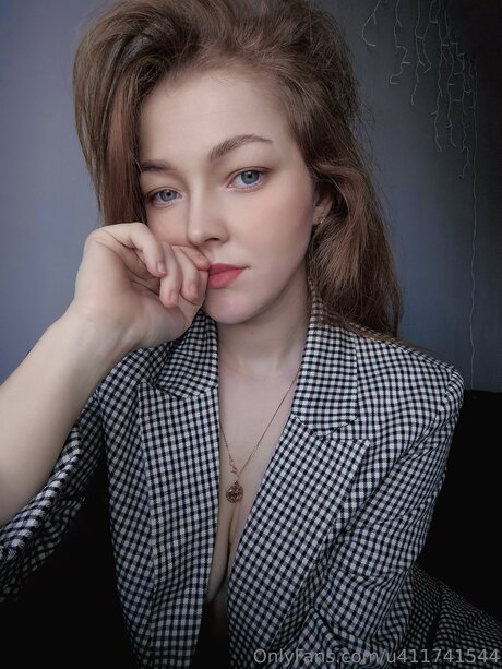 U411741544 nackt schöne archiv