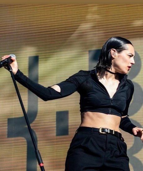 Jehnny Beth heiße nackt bilder