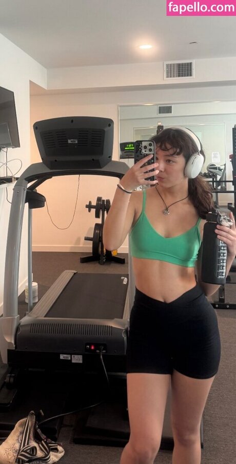 Aubrey Anderson Emmons sexy top foto