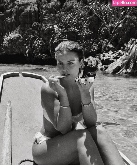 Julia Haller nacktheit kunst bilder