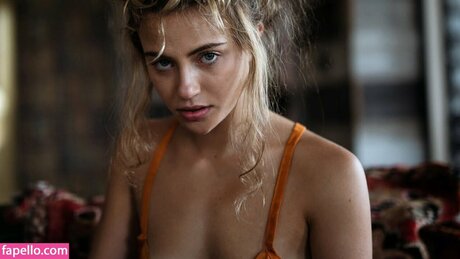 Charlotte Mckee sexy xxx fotos