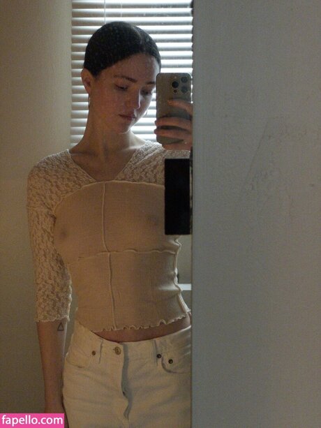 zoeplzshutup model erotische foto