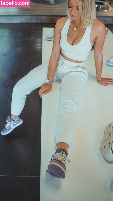 Hello__iris model heiße bild