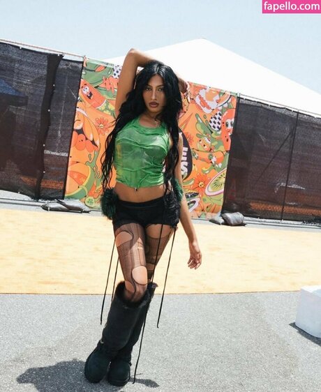 Lara Raj sexy kunst bild