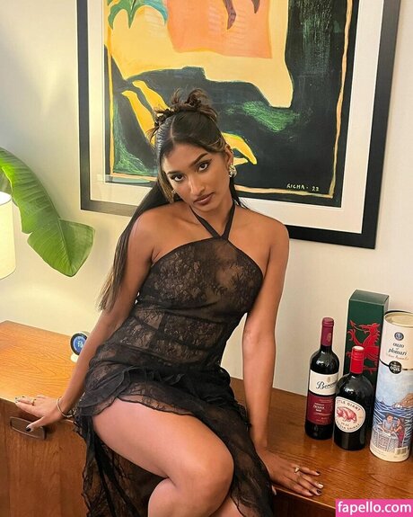 Varada Sethu model nackt foto