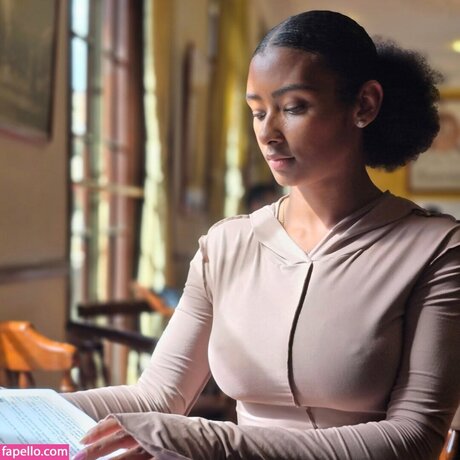 Jessica Nahomy kostenlose pornostar bild