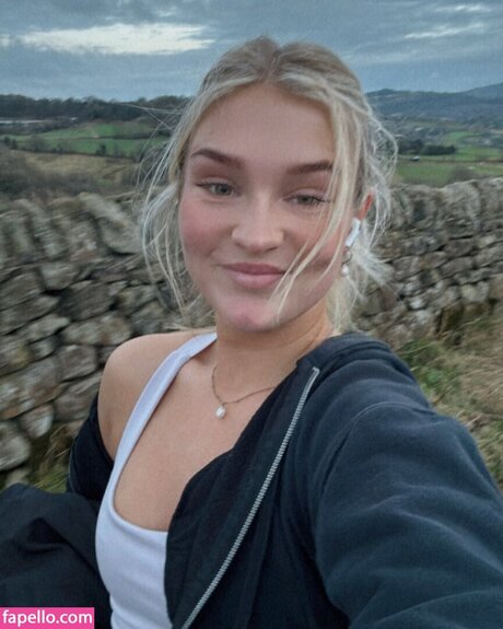 Harriet Cowan From Clarkson s Farm model nackt foto