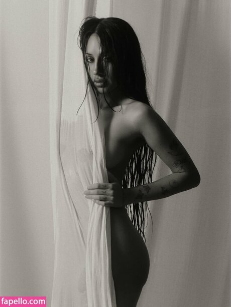 sophiakellyy model kunst galerien