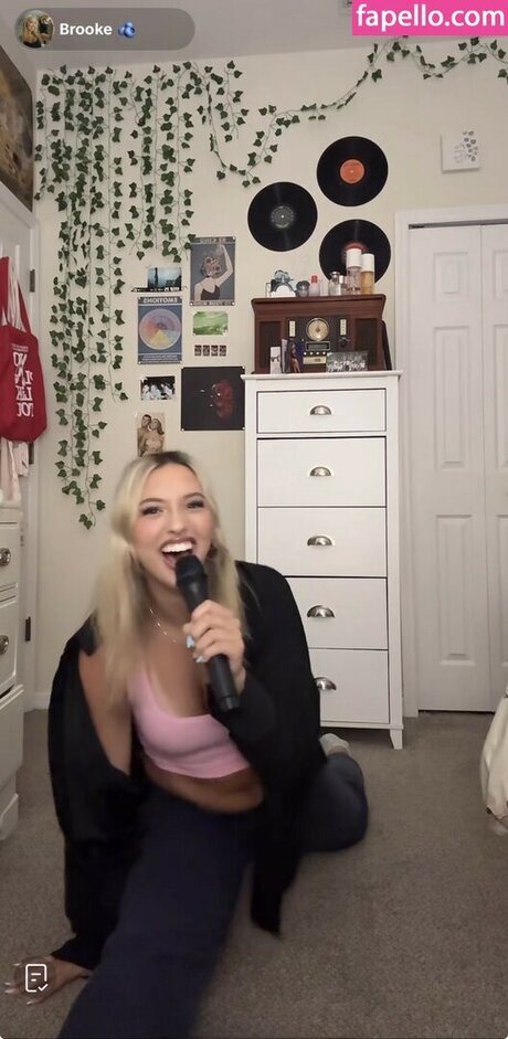 Cloud ASMR model freie foto