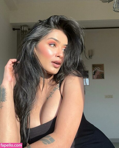 Shambhavi Singh hübsche nacktheit bild