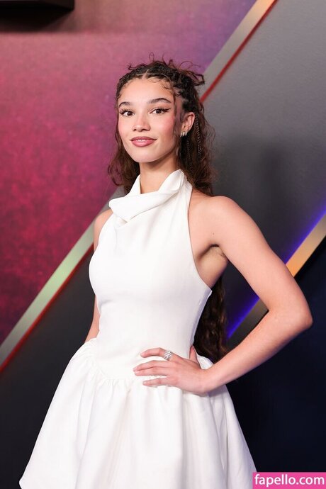 Malia Baker sexy kunst galerie