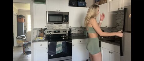 Beez ASMR nackt pornostar bilder