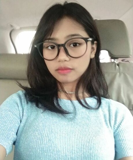 Riska Saputri pornostar kunst galerie