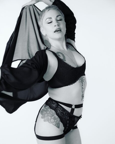 Artemis DAMI ana DeFoyne schauspielerin perfekte galerie