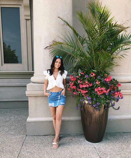 Logan Fabbro erwachsene sexy foto