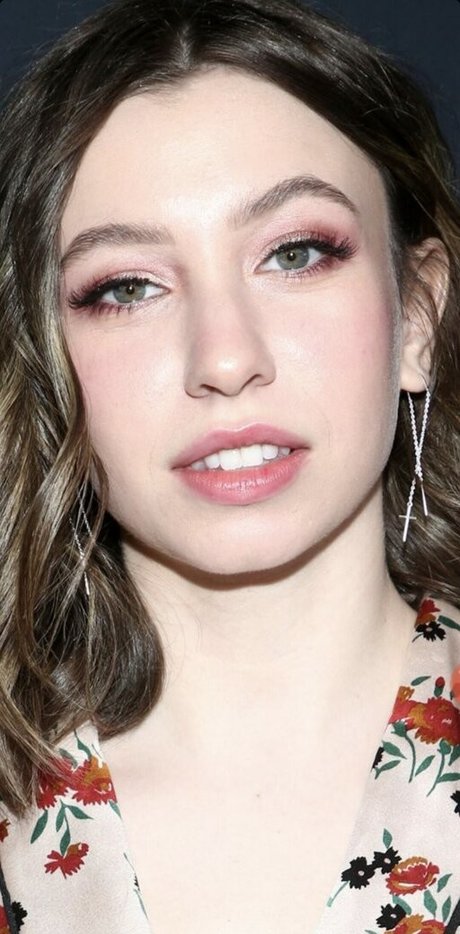 Katelyn Nacon exklusive schöne fotos