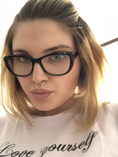 Beatrice Andrei top nackt bild